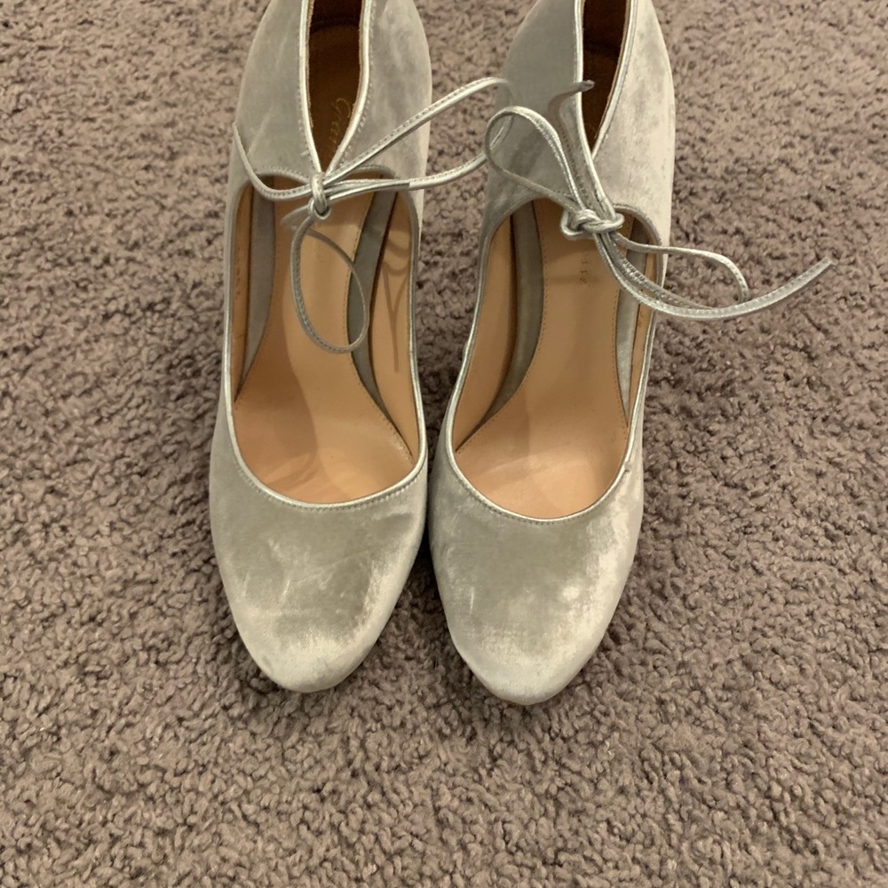 Worn once stunning dainty round toe heel